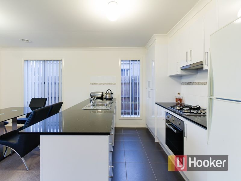 4/34 Sir Thomas Drive, Pakenham VIC 3810