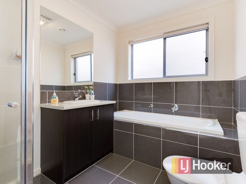 28/11 Hawk Avenue, Pakenham VIC 3810