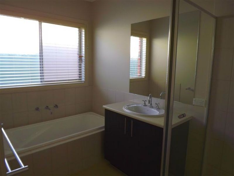 33 Edmund Street, Pakenham VIC 3810