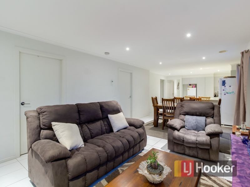 25 Orchard Valley Avenue, Pakenham VIC 3810