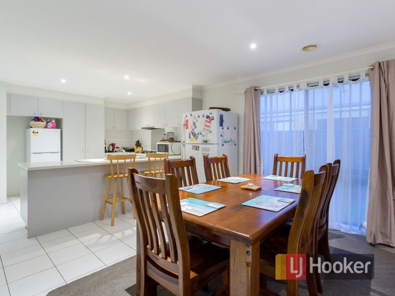 25 Orchard Valley Avenue, Pakenham VIC 3810