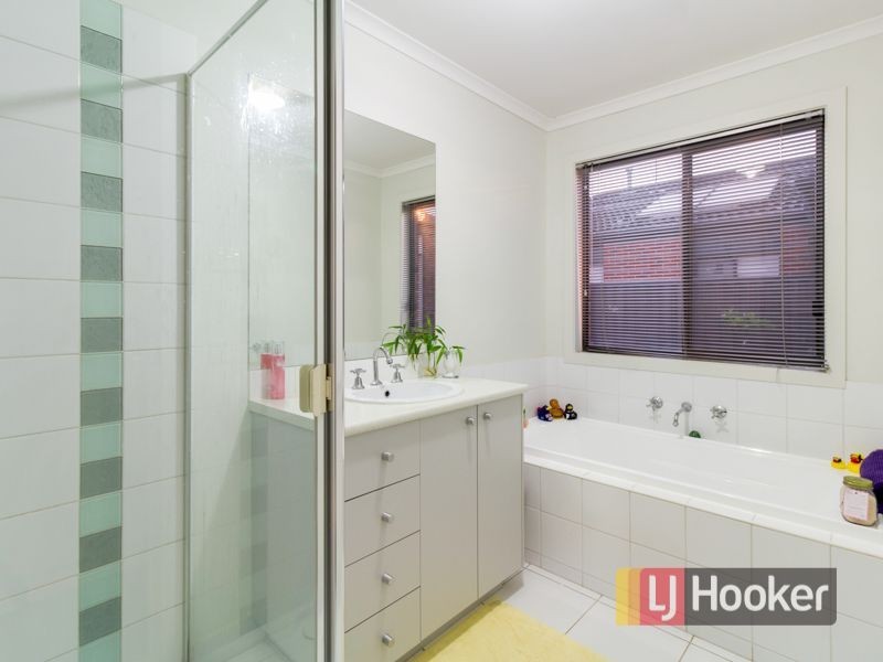 25 Orchard Valley Avenue, Pakenham VIC 3810