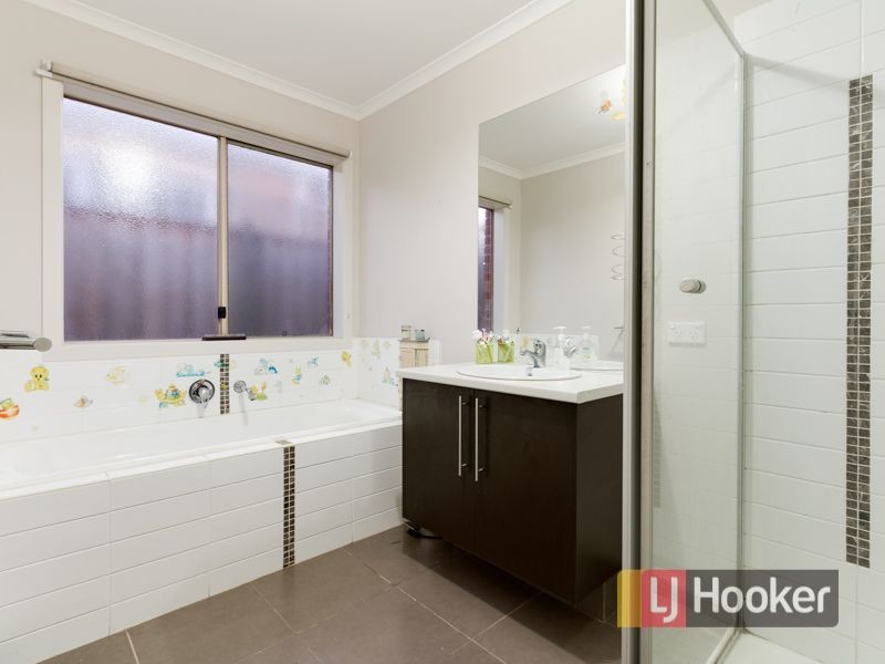 16 Tipperary Circuit, Pakenham VIC 3810