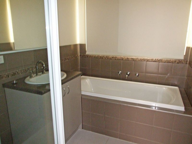 2/80 Eagle Drive, Pakenham VIC 3810