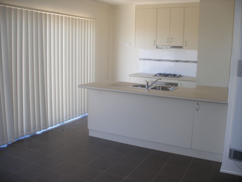 4/103 Army Road, Pakenham VIC 3810