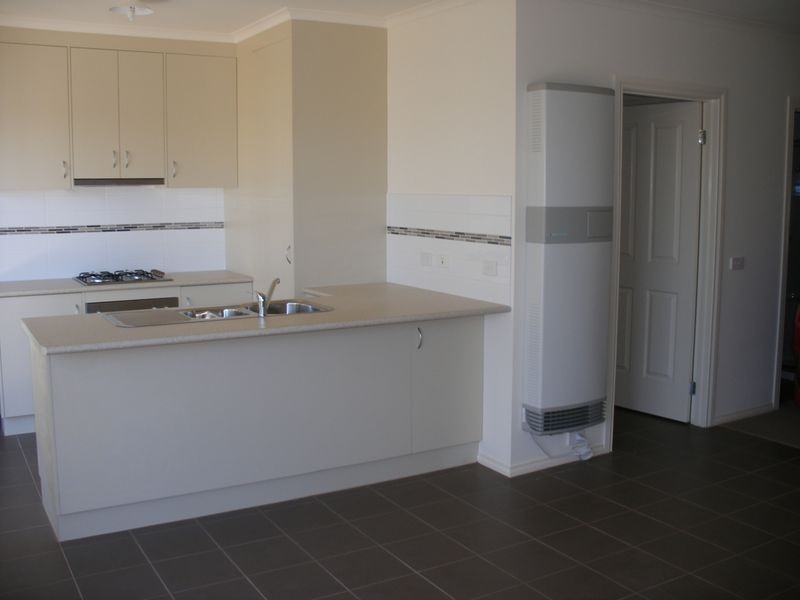 4/103 Army Road, Pakenham VIC 3810