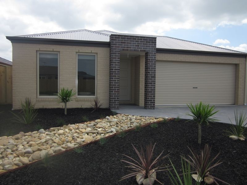 11 Cerreto Mews, Pakenham VIC 3810