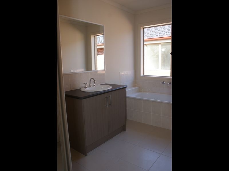 11 Cerreto Mews, Pakenham VIC 3810