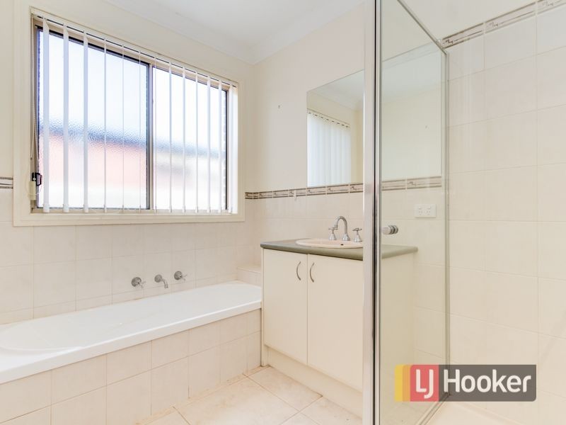 24 Grice Quadrant, Pakenham VIC 3810