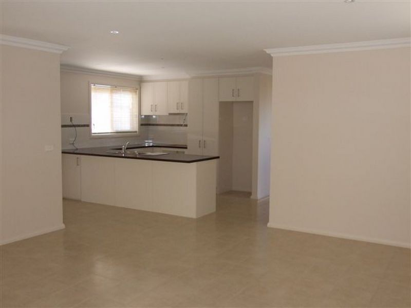 1 & 4/8 Jamieson Court, Pakenham VIC 3810