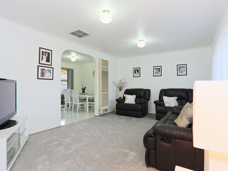 2/83 Racecourse Road, Pakenham VIC 3810