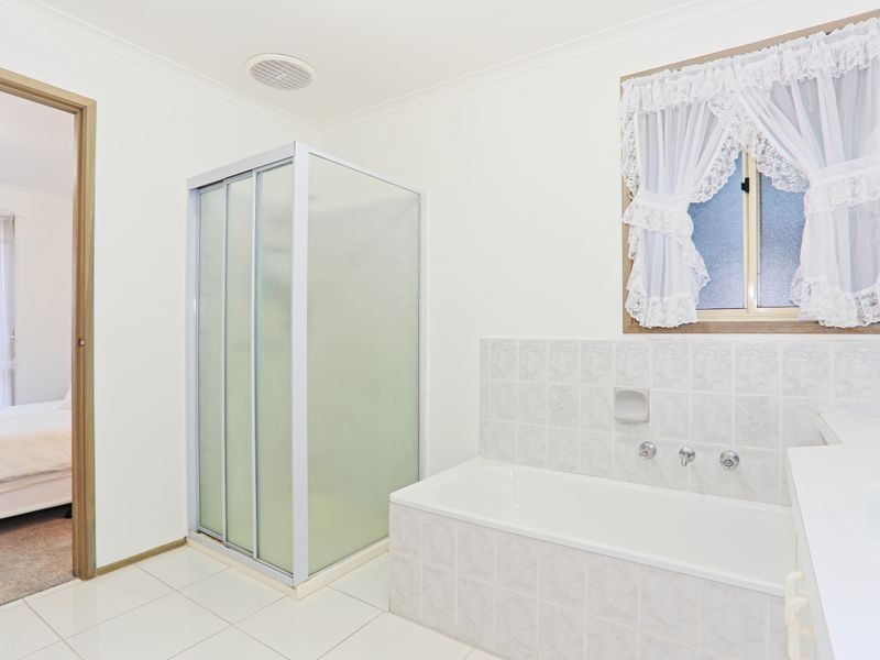 2/83 Racecourse Road, Pakenham VIC 3810