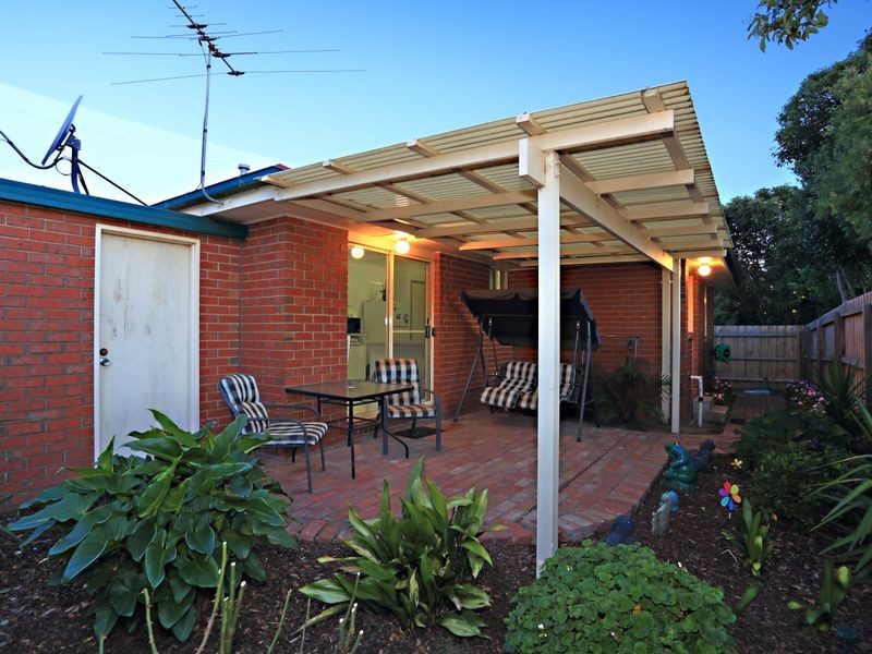 2/83 Racecourse Road, Pakenham VIC 3810