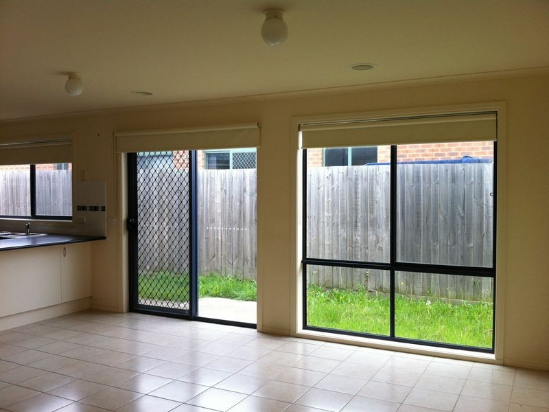 10 Sir Thomas Drive, Pakenham VIC 3810