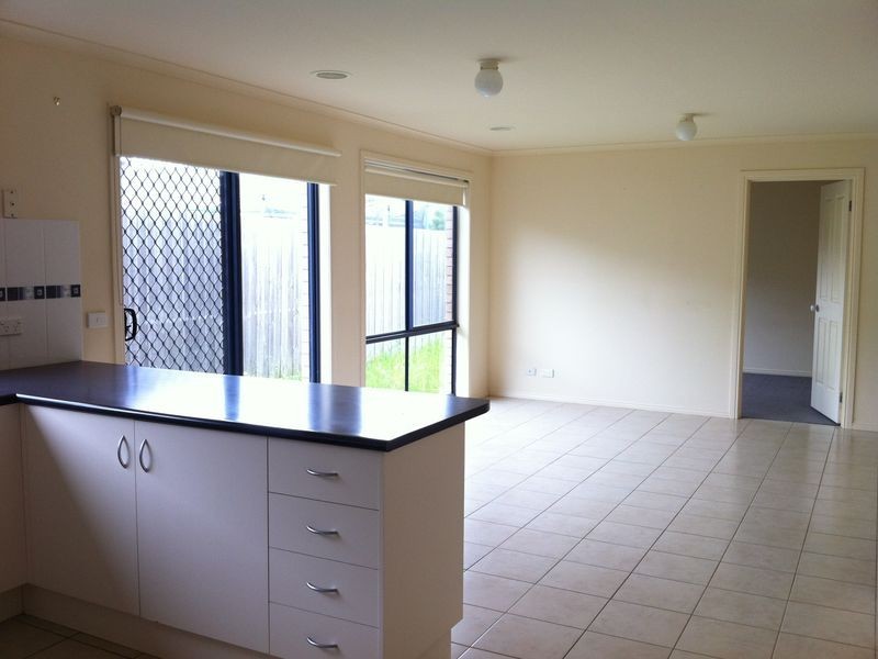 10 Sir Thomas Drive, Pakenham VIC 3810