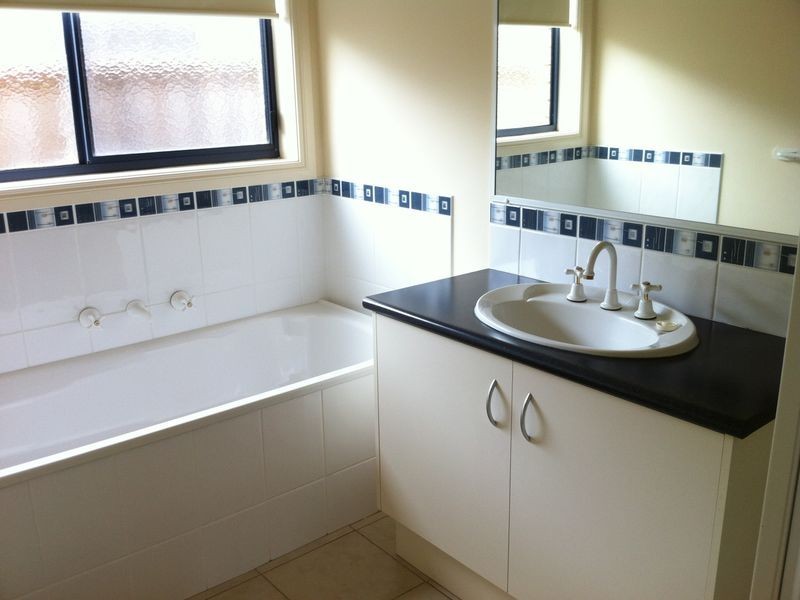 10 Sir Thomas Drive, Pakenham VIC 3810