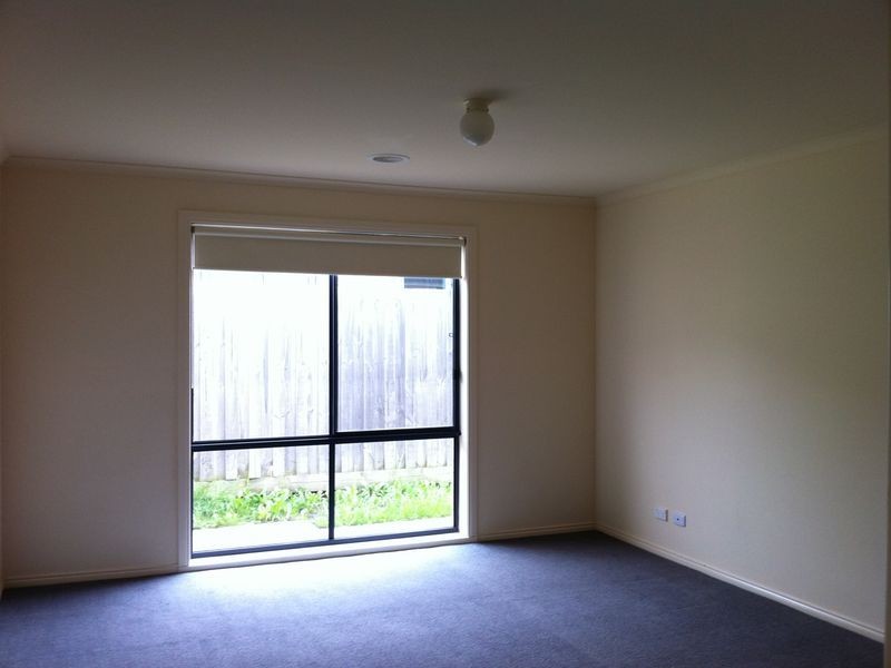 10 Sir Thomas Drive, Pakenham VIC 3810