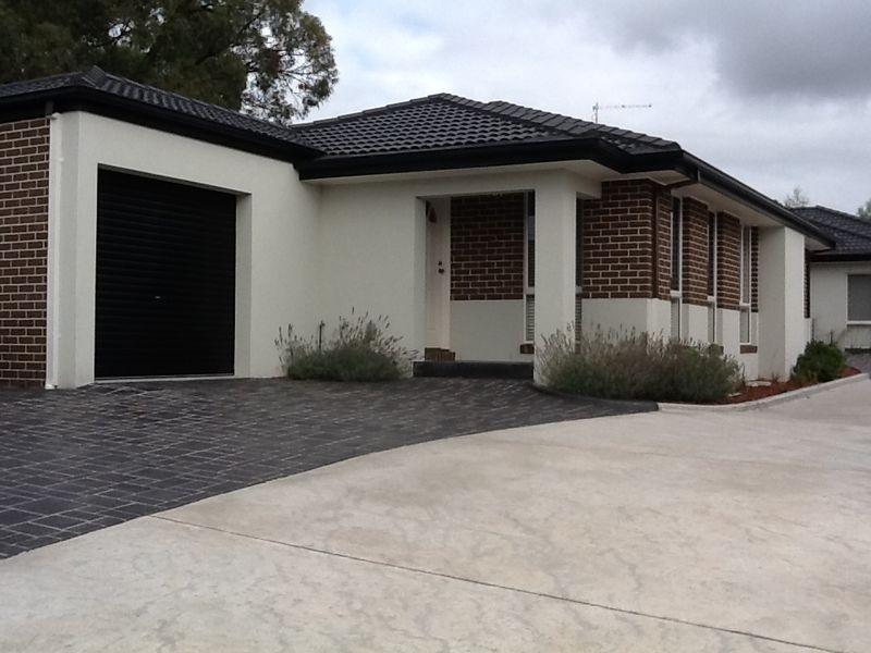 2/81-83 Ahern Road, Pakenham VIC 3810