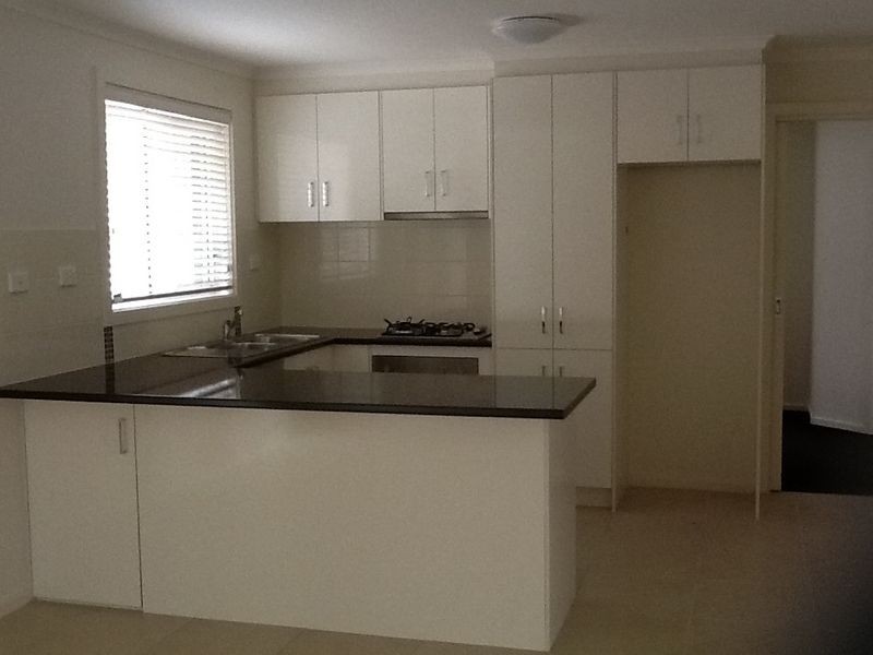 2/81-83 Ahern Road, Pakenham VIC 3810