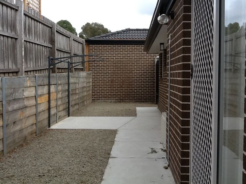 2/81-83 Ahern Road, Pakenham VIC 3810