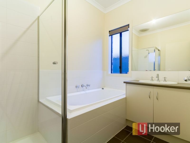 4 Cohens Way, Pakenham VIC 3810