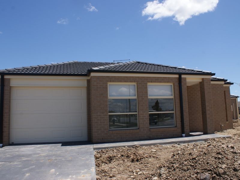 2 Belvedere Crescent, Pakenham VIC 3810