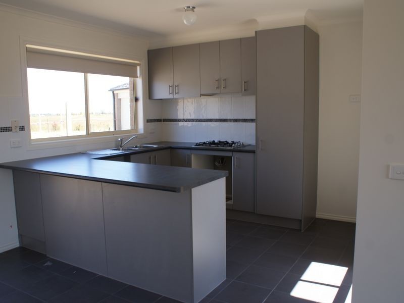 2 Belvedere Crescent, Pakenham VIC 3810