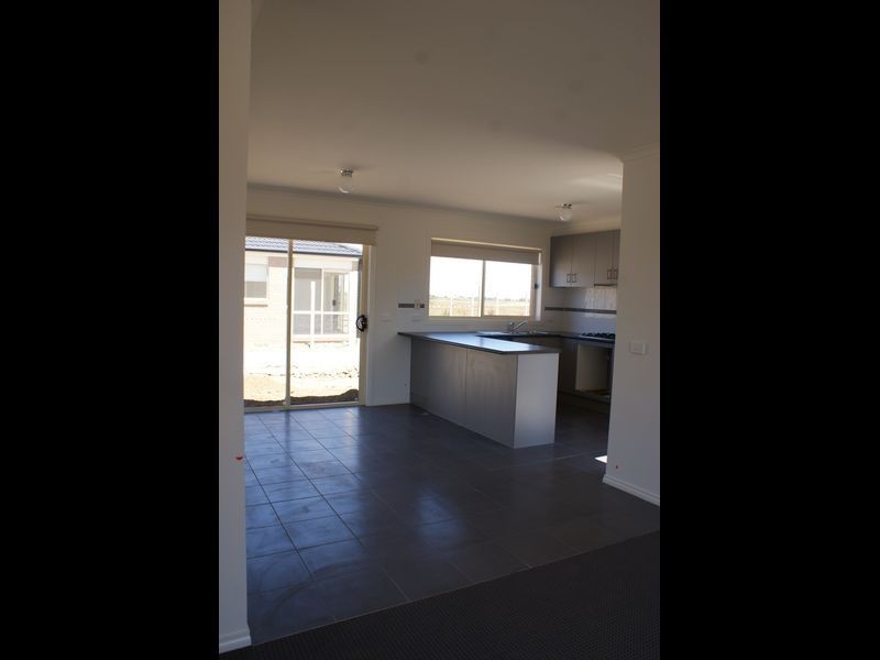 2 Belvedere Crescent, Pakenham VIC 3810