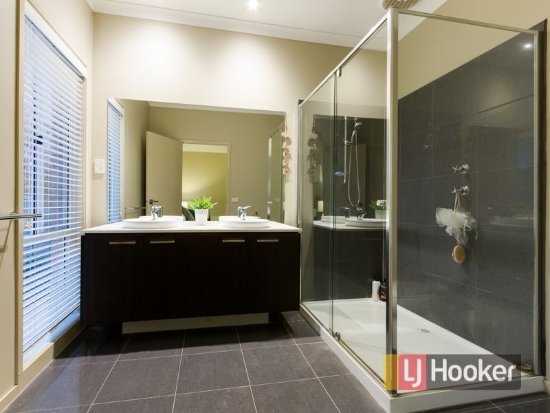 6 Sandpiper Close, Pakenham VIC 3810