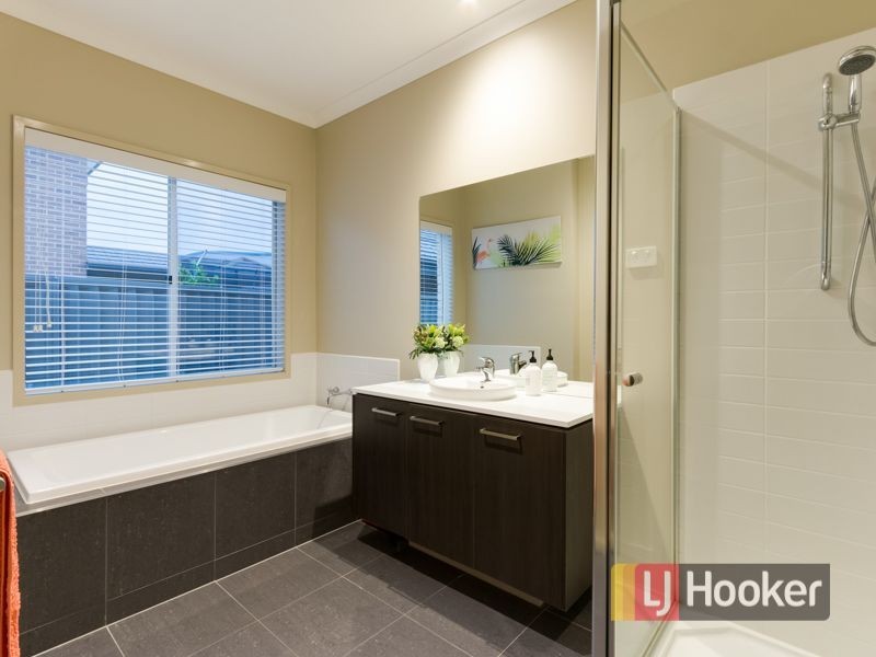 6 Sandpiper Close, Pakenham VIC 3810