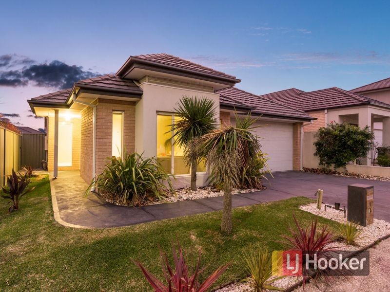 6 Sandpiper Close, Pakenham VIC 3810