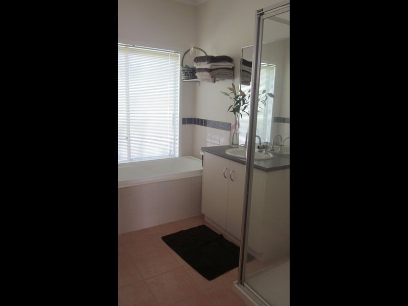 11 Hopkins Pass, Pakenham VIC 3810