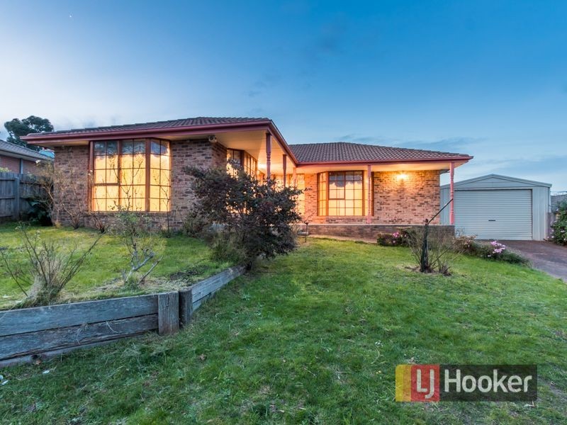 15 Leigh Drive, Pakenham VIC 3810