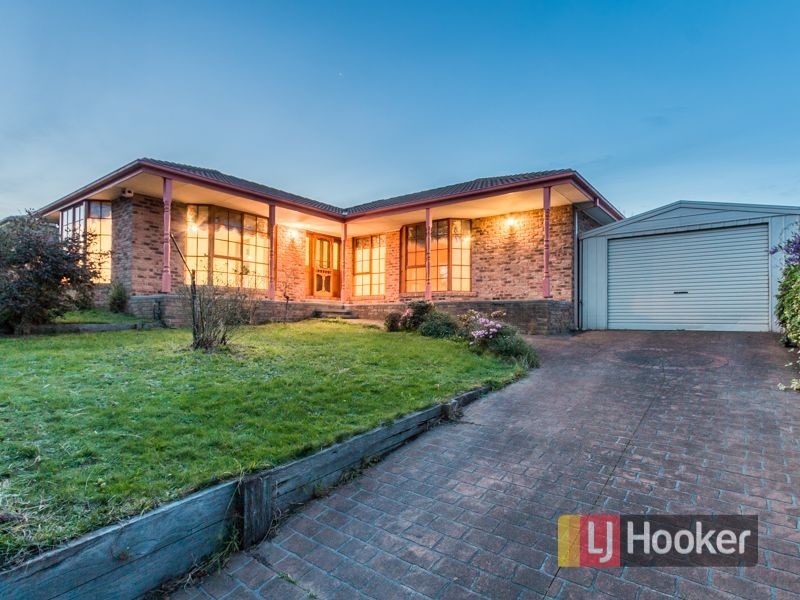 15 Leigh Drive, Pakenham VIC 3810