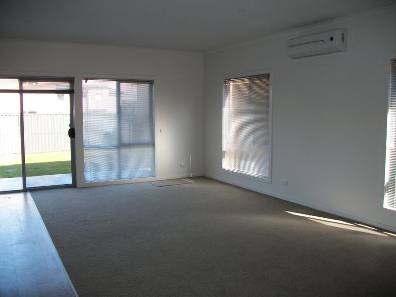 48 Edgeware Close, Pakenham VIC 3810