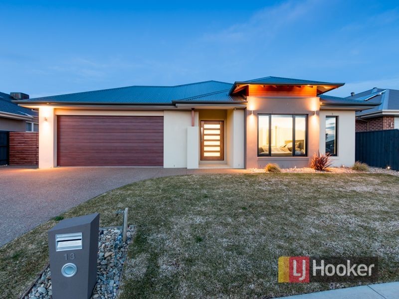 13 Hull Crescent, Pakenham VIC 3810