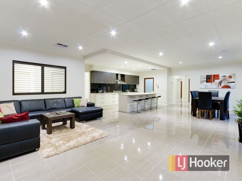 13 Hull Crescent, Pakenham VIC 3810