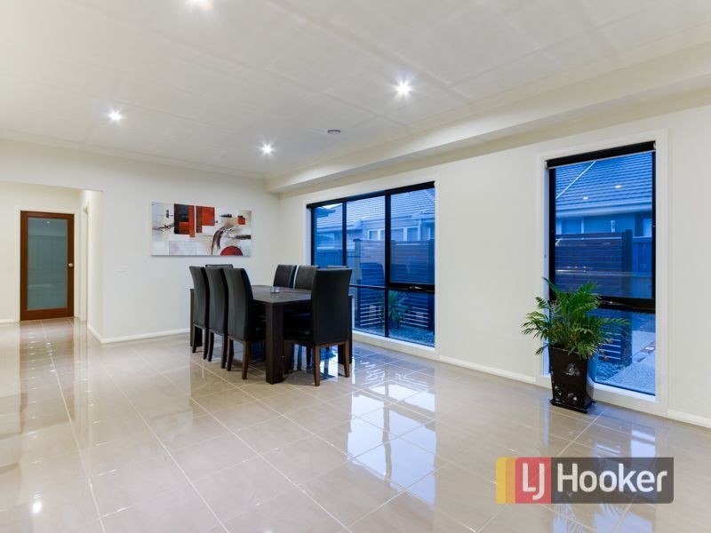 13 Hull Crescent, Pakenham VIC 3810