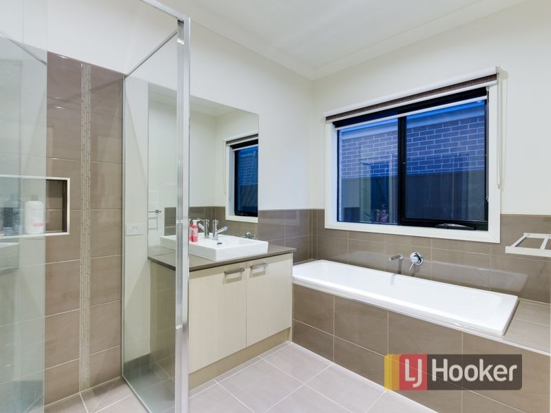 13 Hull Crescent, Pakenham VIC 3810