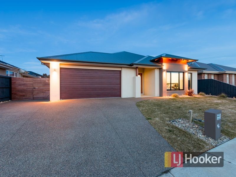13 Hull Crescent, Pakenham VIC 3810