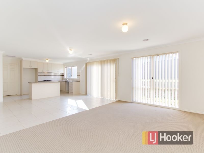 12 Victoria Place, Pakenham VIC 3810