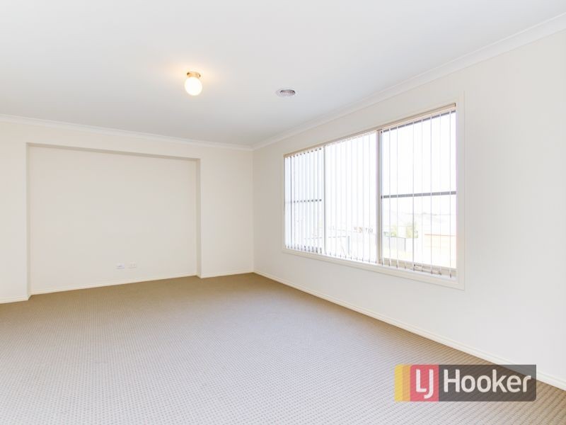 12 Victoria Place, Pakenham VIC 3810