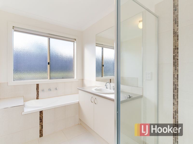 12 Victoria Place, Pakenham VIC 3810