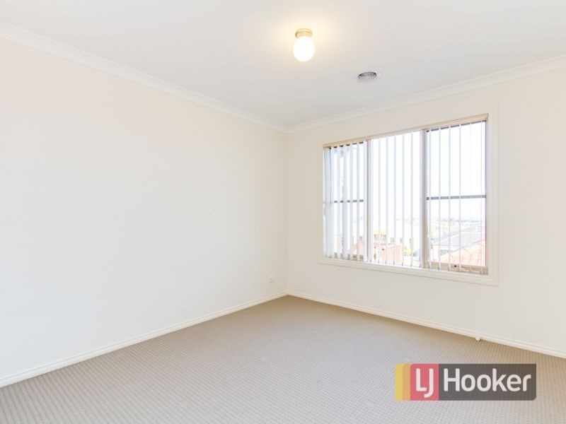 12 Victoria Place, Pakenham VIC 3810