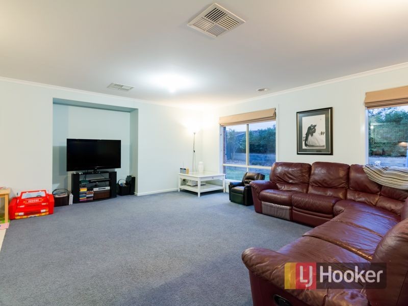 22 Scarlet Crescent, Pakenham VIC 3810