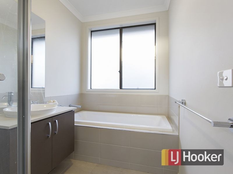 21 Cranbrook Circuit, Officer VIC 3809