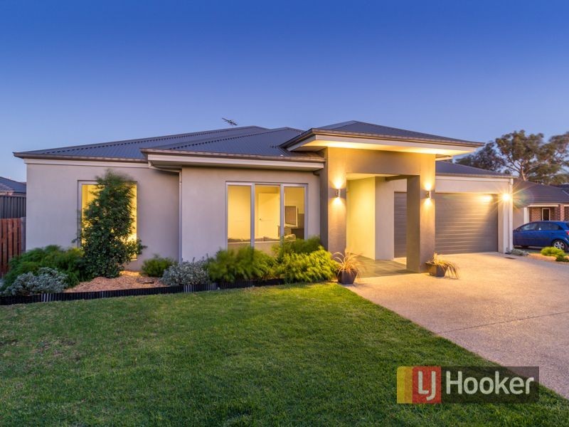 16 Eyre Place, Pakenham VIC 3810