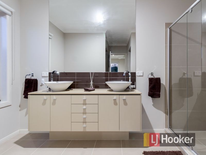 16 Eyre Place, Pakenham VIC 3810