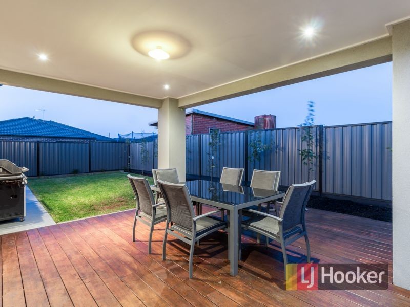 16 Eyre Place, Pakenham VIC 3810