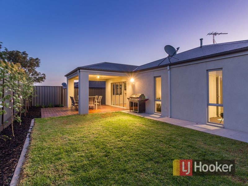 16 Eyre Place, Pakenham VIC 3810
